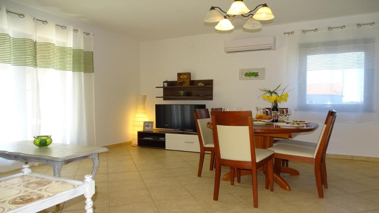 Holiday Home Iva With Pool Sukošan Εξωτερικό φωτογραφία